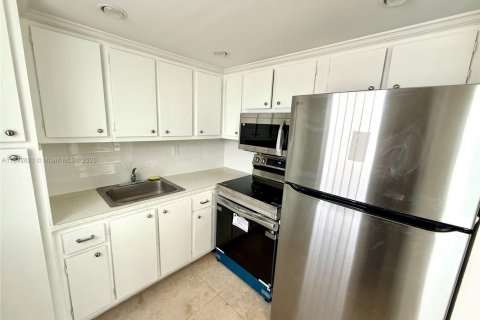 Condo in Miami Beach, Florida, 1 bedroom  № 1923493 - photo 2