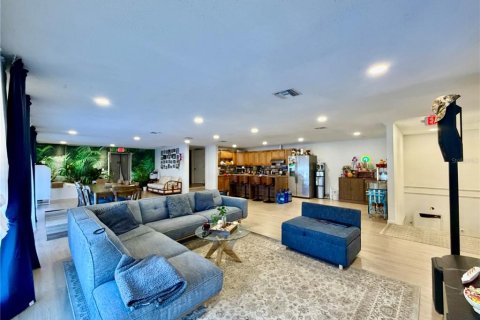 Commercial property in Saint Petersburg, Florida 250.84 sq.m. № 2201176 - photo 28