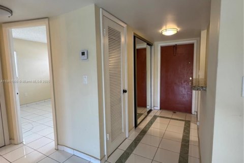 Condo in Sunrise, Florida, 2 bedrooms  № 1889448 - photo 8