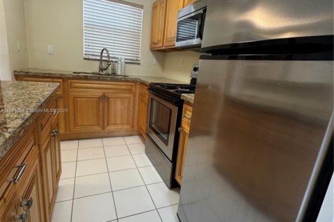 Condo in Sunrise, Florida, 2 bedrooms  № 1889448 - photo 3