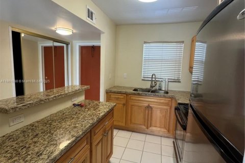 Condo in Sunrise, Florida, 2 bedrooms  № 1889448 - photo 2