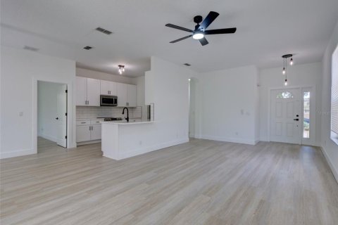 House in Davenport, Florida 4 bedrooms, 134.89 sq.m. № 1870740 - photo 11