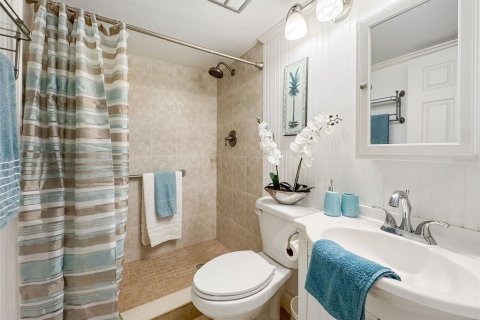 Condo in Redington Shores, Florida, 2 bedrooms  № 1899674 - photo 18