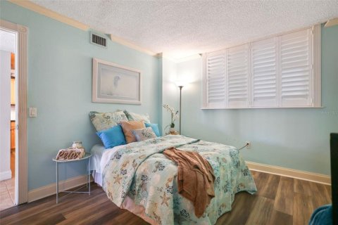 Condo in Redington Shores, Florida, 2 bedrooms  № 1899674 - photo 16