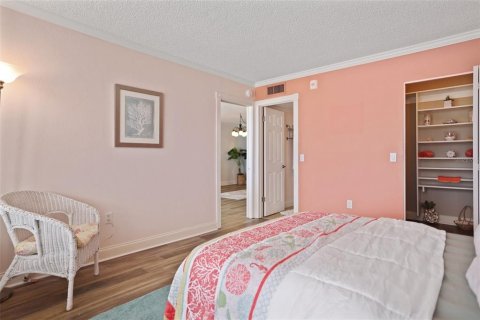 Condo in Redington Shores, Florida, 2 bedrooms  № 1899674 - photo 21