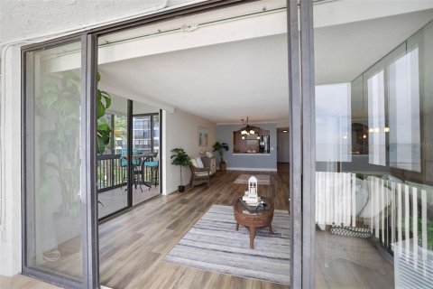 Condo in Redington Shores, Florida, 2 bedrooms  № 1899674 - photo 29