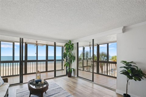 Condo in Redington Shores, Florida, 2 bedrooms  № 1899674 - photo 1
