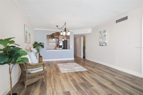 Condo in Redington Shores, Florida, 2 bedrooms  № 1899674 - photo 8