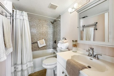 Condo in Redington Shores, Florida, 2 bedrooms  № 1899674 - photo 23