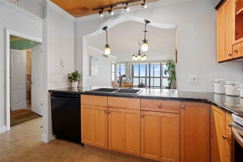 Condo in Redington Shores, Florida, 2 bedrooms  № 1899674 - photo 10
