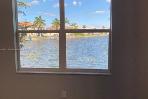 Commercial property in Cape Coral, Florida № 1731143 - photo 13