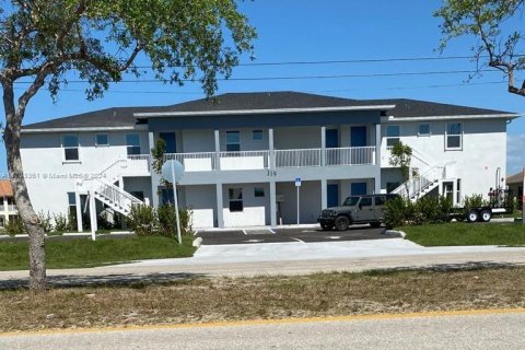 Commercial property in Cape Coral, Florida № 1731143 - photo 1