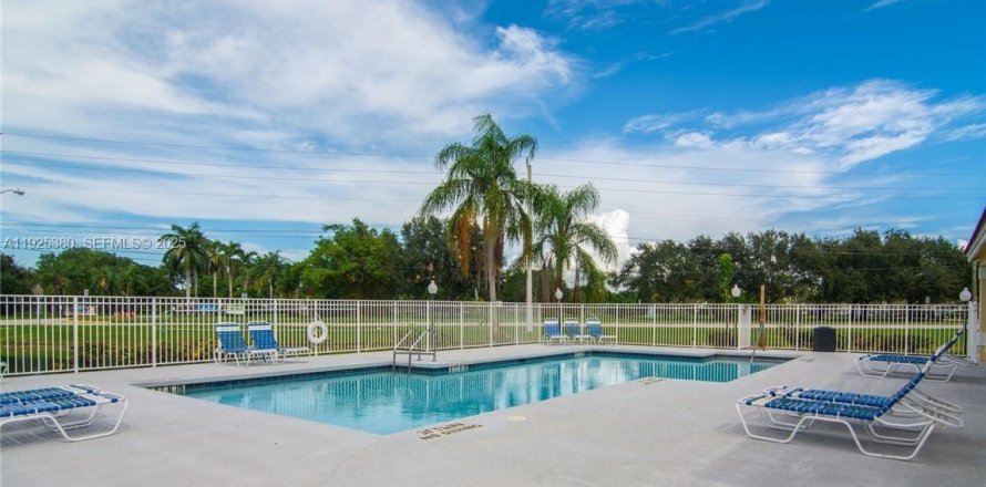 Кондоминиум с 2 спальнями в Санрайз, Флорида № 1985890