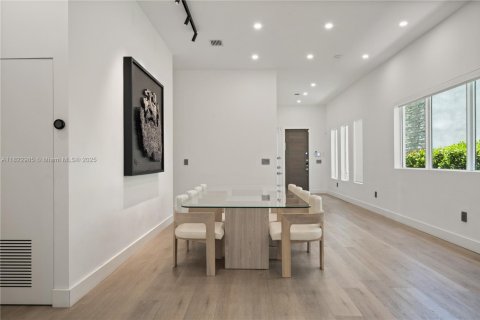 Casa en venta en Sunny Isles Beach, Florida, 5 dormitorios, 293.2 m2 № 1790279 - foto 7