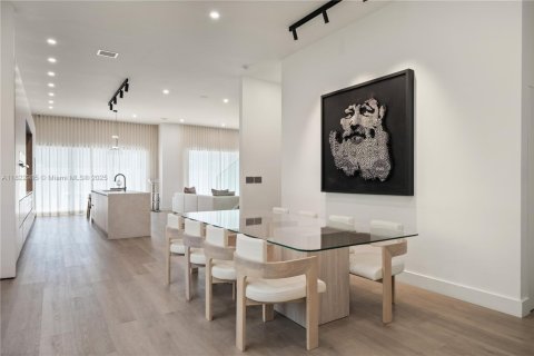 Casa en venta en Sunny Isles Beach, Florida, 5 dormitorios, 293.2 m2 № 1790279 - foto 6