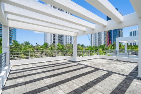 Casa en venta en Sunny Isles Beach, Florida, 5 dormitorios, 293.2 m2 № 1790279 - foto 22
