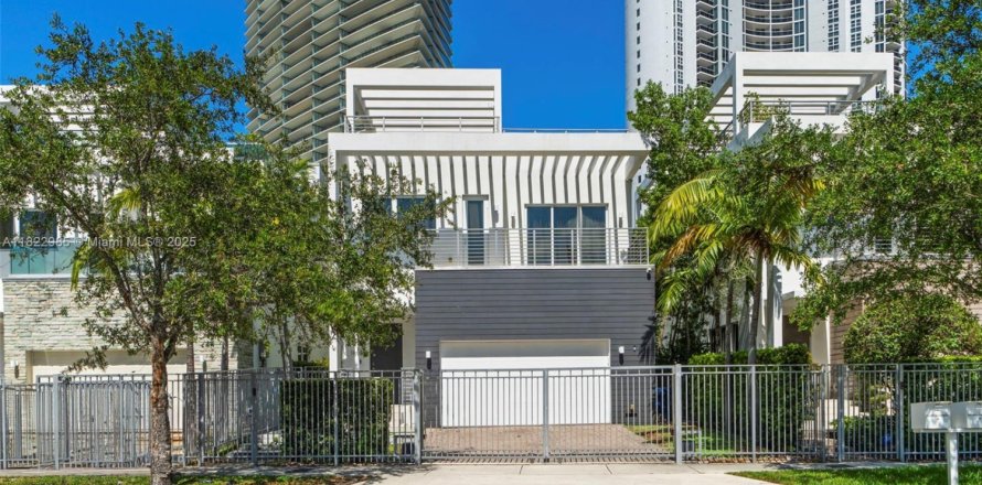 Casa en Sunny Isles Beach, Florida 5 dormitorios, 293.2 m2 № 1790279