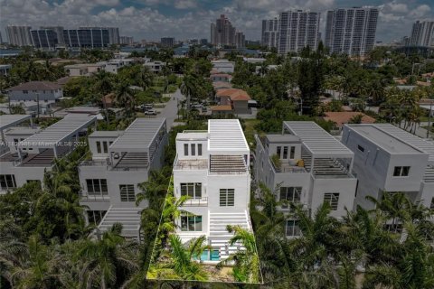 Casa en venta en Sunny Isles Beach, Florida, 5 dormitorios, 293.2 m2 № 1790279 - foto 24