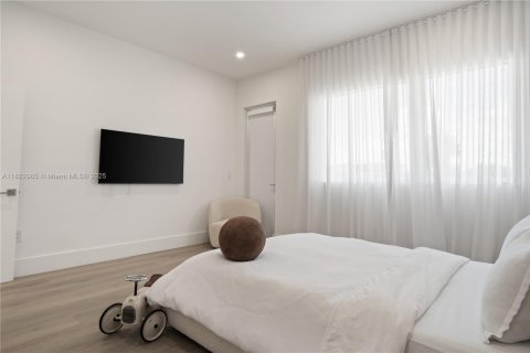 Casa en venta en Sunny Isles Beach, Florida, 5 dormitorios, 293.2 m2 № 1790279 - foto 16