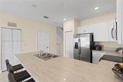 Townhouse in Hialeah, Florida 3 bedrooms, 131.18 sq.m. № 1752580 - photo 11