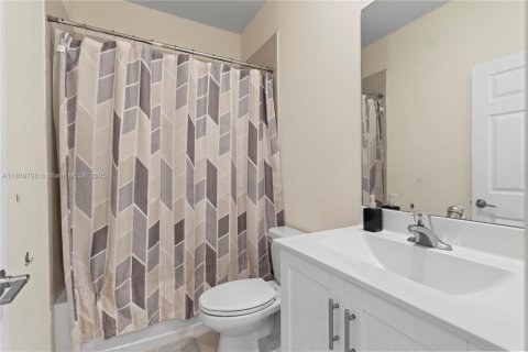 Townhouse in Hialeah, Florida 3 bedrooms, 131.18 sq.m. № 1752580 - photo 25