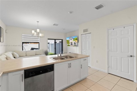 Townhouse in Hialeah, Florida 3 bedrooms, 131.18 sq.m. № 1752580 - photo 8