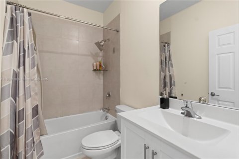 Townhouse in Hialeah, Florida 3 bedrooms, 131.18 sq.m. № 1752580 - photo 26
