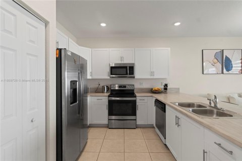 Townhouse in Hialeah, Florida 3 bedrooms, 131.18 sq.m. № 1752580 - photo 7