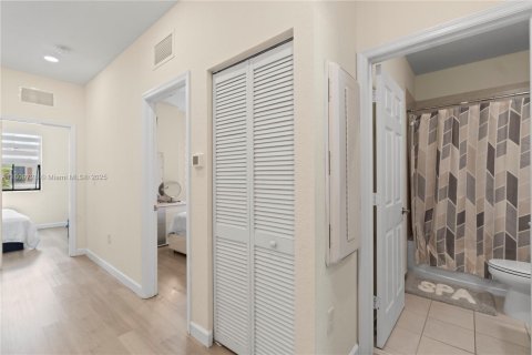 Townhouse in Hialeah, Florida 3 bedrooms, 131.18 sq.m. № 1752580 - photo 24