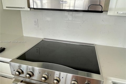 Condominio en alquiler en Surfside, Florida, 2 dormitorios, 88.26 m2 № 1986497 - foto 9