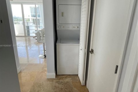 Condominio en alquiler en Surfside, Florida, 2 dormitorios, 88.26 m2 № 1986497 - foto 17