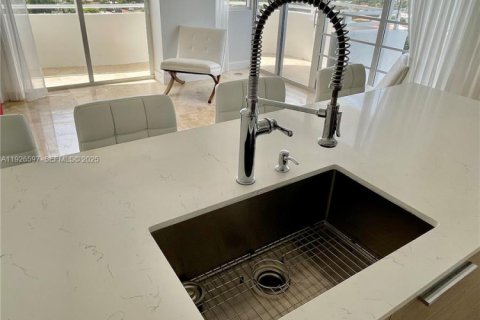 Condominio en alquiler en Surfside, Florida, 2 dormitorios, 88.26 m2 № 1986497 - foto 8