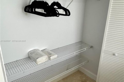 Condominio en alquiler en Surfside, Florida, 2 dormitorios, 88.26 m2 № 1986497 - foto 14