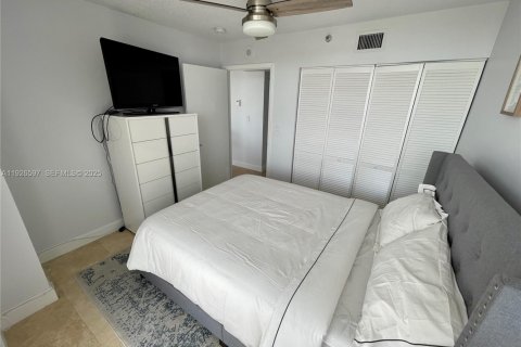 Condominio en alquiler en Surfside, Florida, 2 dormitorios, 88.26 m2 № 1986497 - foto 12