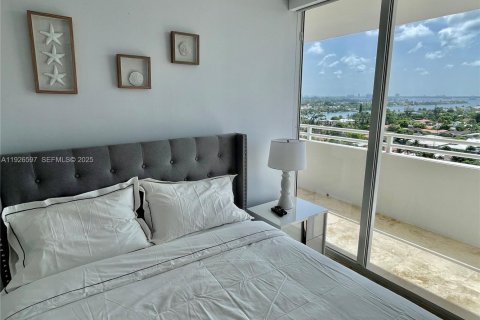 Condominio en alquiler en Surfside, Florida, 2 dormitorios, 88.26 m2 № 1986497 - foto 13