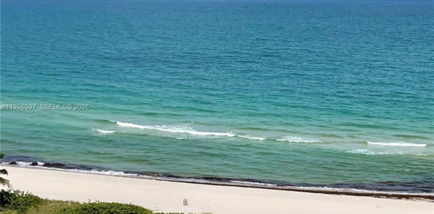 Condominio en Surfside, Florida, 2 dormitorios № 1986497