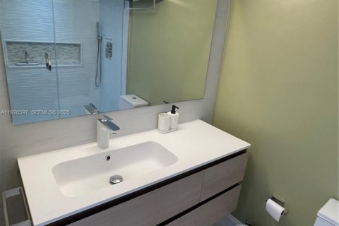 Condominio en alquiler en Surfside, Florida, 2 dormitorios, 88.26 m2 № 1986497 - foto 16