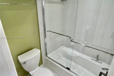 Condominio en alquiler en Surfside, Florida, 2 dormitorios, 88.26 m2 № 1986497 - foto 24