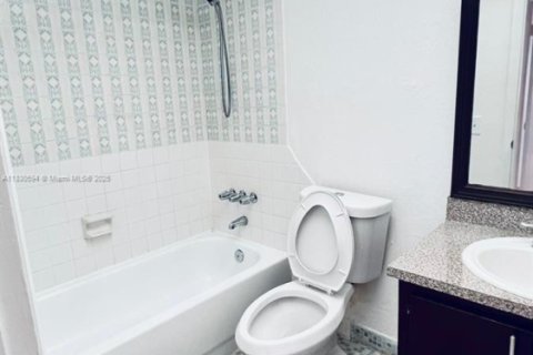 Condo in Hialeah, Florida, 2 bedrooms  № 1833932 - photo 11