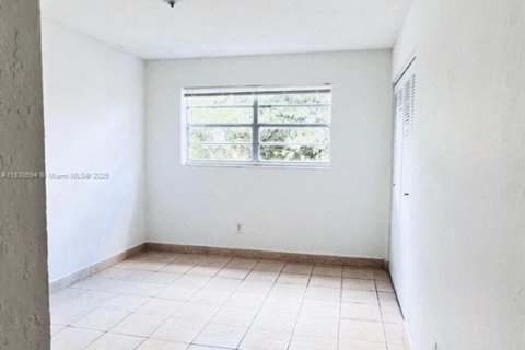 Condo in Hialeah, Florida, 2 bedrooms  № 1833932 - photo 10