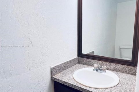Condo in Hialeah, Florida, 2 bedrooms  № 1833932 - photo 5
