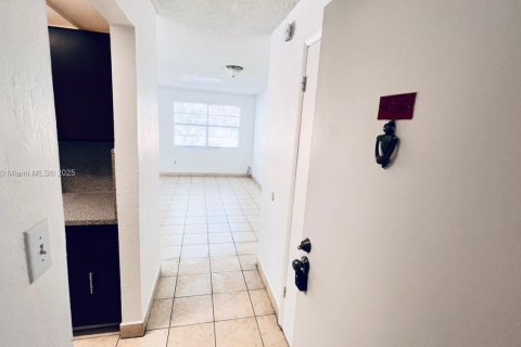 Condo in Hialeah, Florida, 2 bedrooms  № 1833932 - photo 2