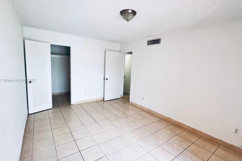Condo in Hialeah, Florida, 2 bedrooms  № 1833932 - photo 13