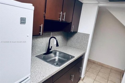 Condo in Hialeah, Florida, 2 bedrooms  № 1833932 - photo 3