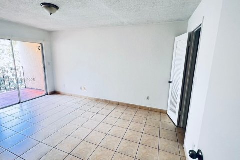 Condo in Hialeah, Florida, 2 bedrooms  № 1833932 - photo 14