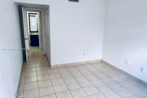 Condo in Hialeah, Florida, 2 bedrooms  № 1833932 - photo 9
