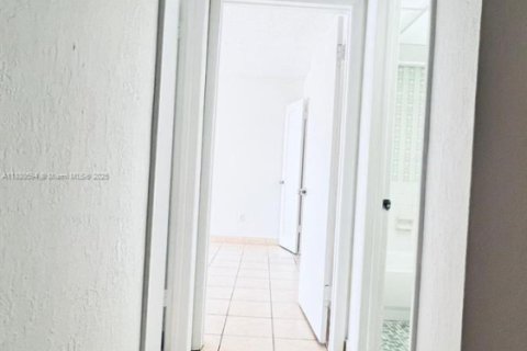 Condo in Hialeah, Florida, 2 bedrooms  № 1833932 - photo 8