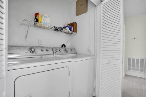 Casa en alquiler en Hollywood, Florida, 3 dormitorios, 123.28 m2 № 2085472 - foto 16