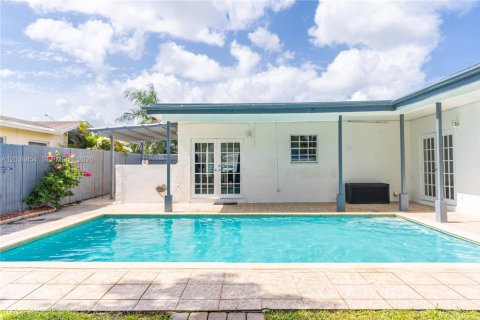 Casa en alquiler en Hollywood, Florida, 3 dormitorios, 123.28 m2 № 2085472 - foto 2