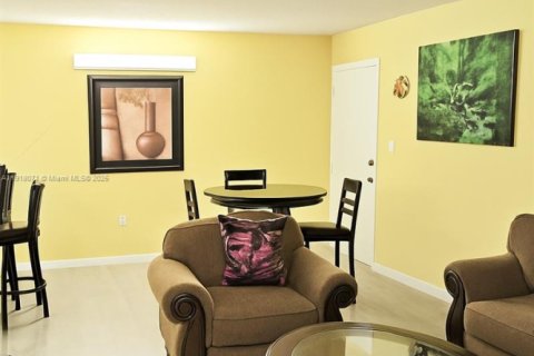Condo in Hollywood, Florida, 2 bedrooms  № 1972967 - photo 2